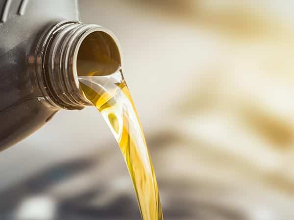 rabbocco-dei-livelli-dell-olio